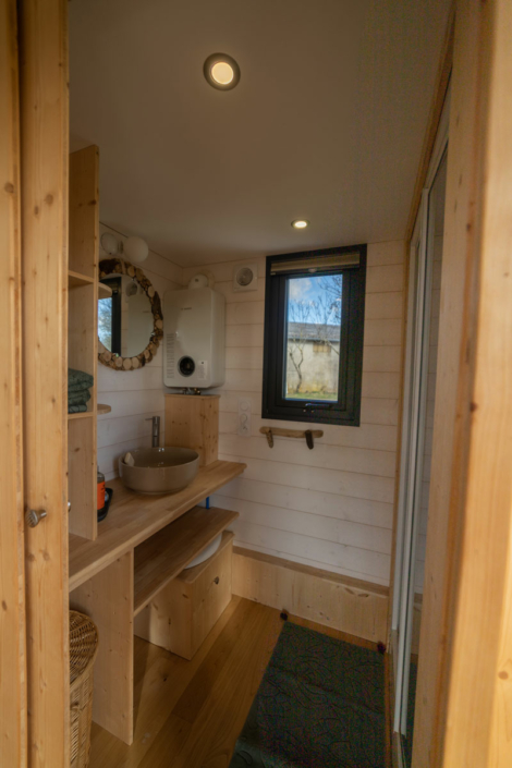 Salle de bain et toilettes sèches à l'intérieur de la Tiny house